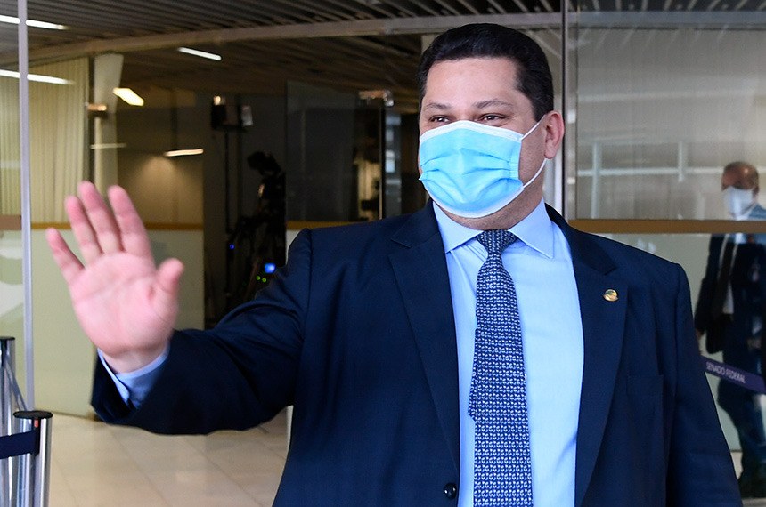 Alcolumbre derruba MP de Bolsonaro que autoriza Weintraub a nomear reitores