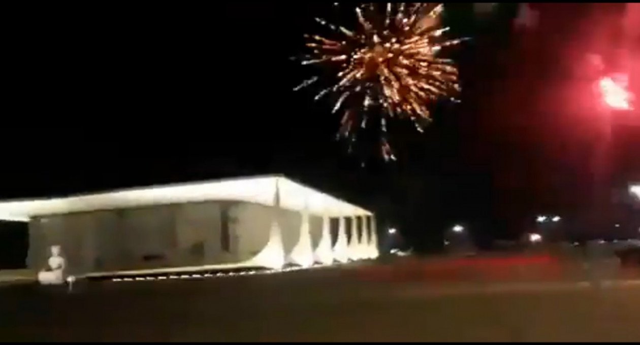 VÍDEO: Manifestantes disparam fogos em cima do STF; assista