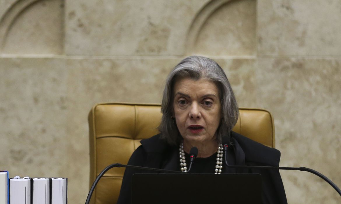 Cármem Lúcia condena atentados contra instituições