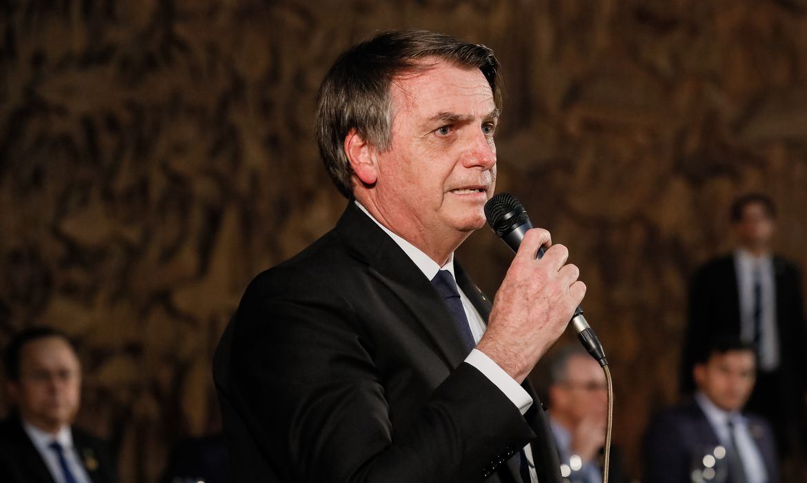 Bolsonaro fala em tomar 'medidas legais' após ações do STF contra aliados