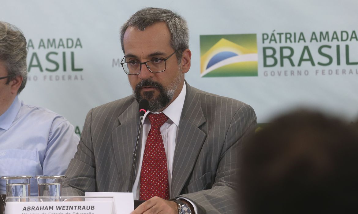 VÍDEO: Ministro de Bolsonaro anuncia saída do Governo; assista