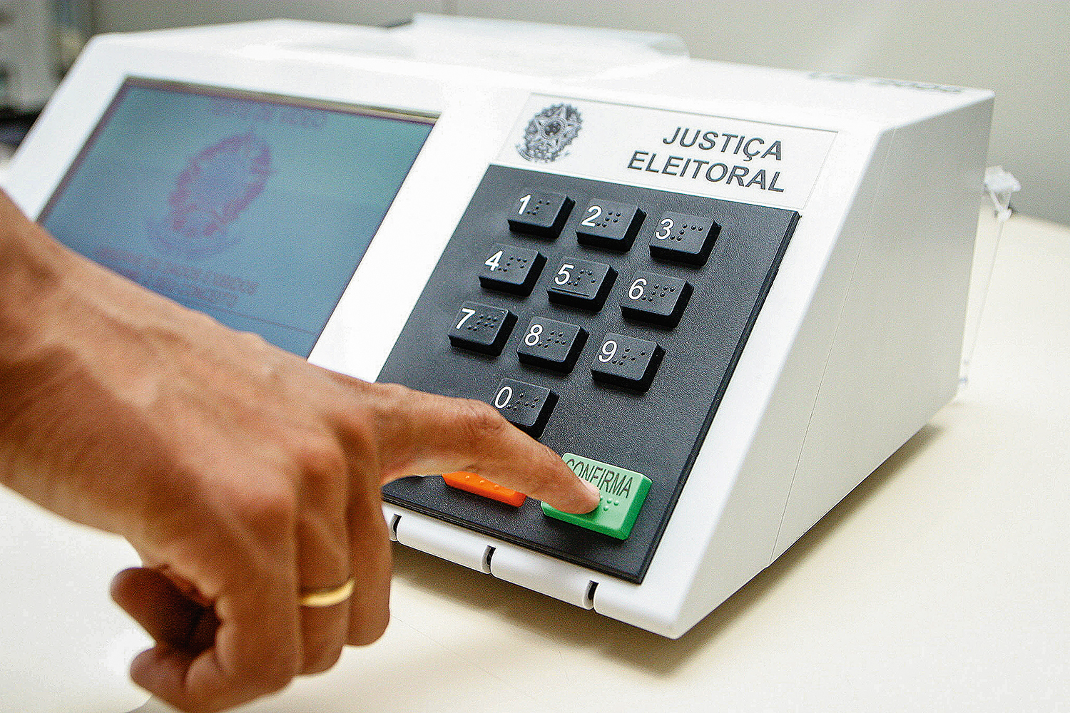 Senador do RN quer tornar voto opcional no Brasil