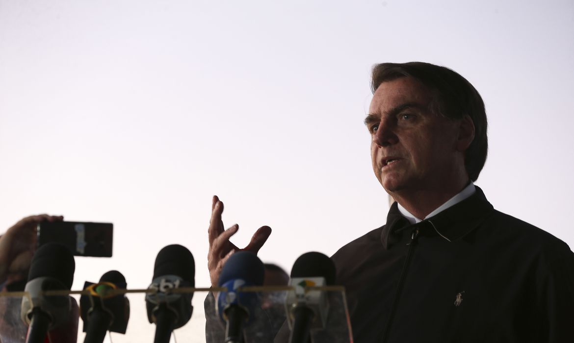 Bolsonaro vai a enterro de soldado no Rio de Janeiro