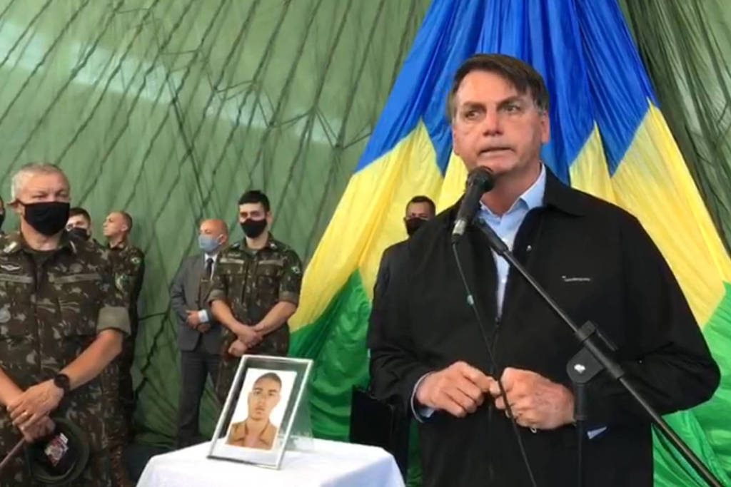 Bolsonaro diz em velório que missão das Forças Armadas é defender a democracia