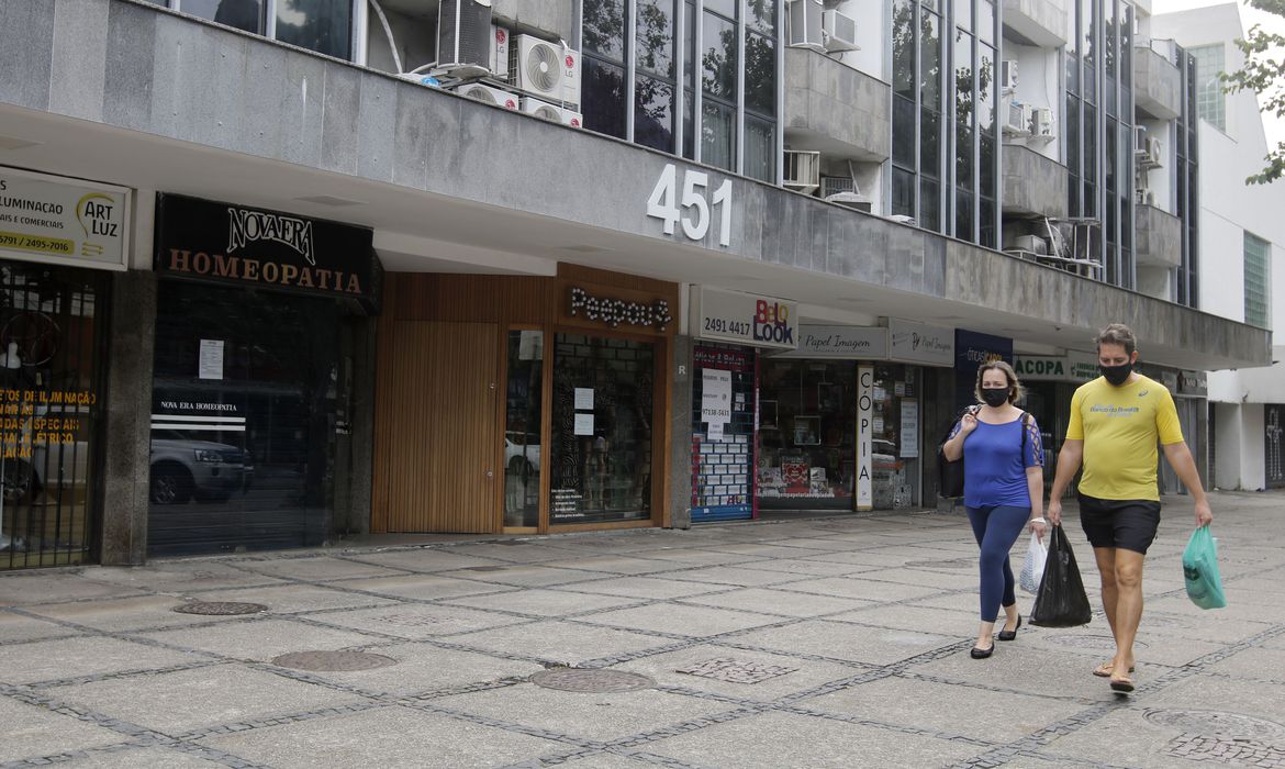 Prefeito do Rio libera comércio de rua e salões de beleza