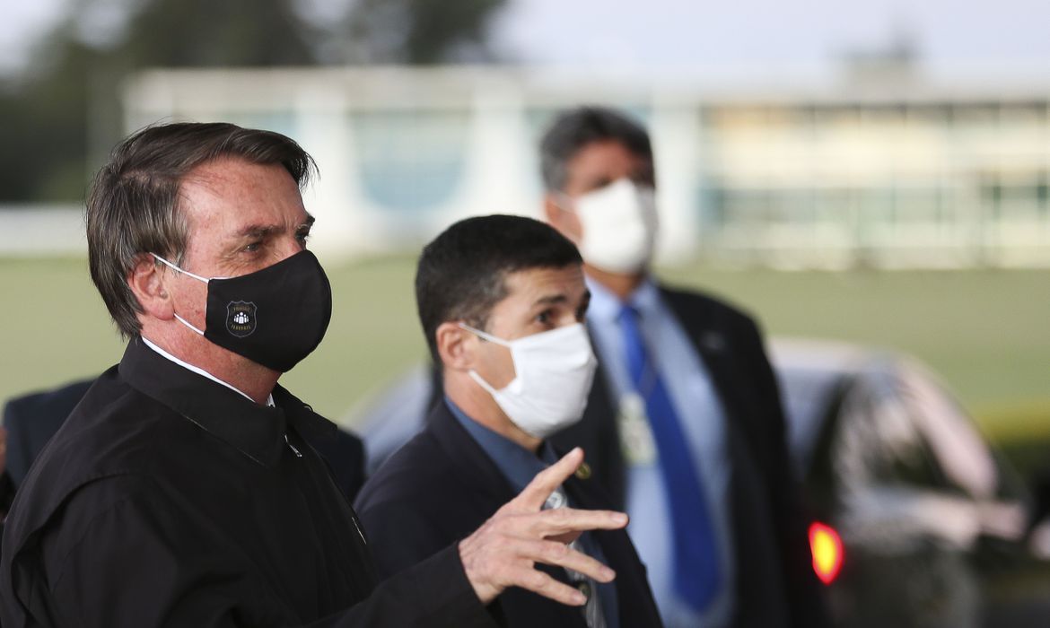Justiça derruba decisão que determinou uso de máscara ao presidente