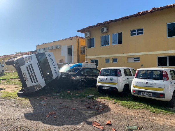 Ciclone derruba van e caminhão em cidade da Grande Florianópolis