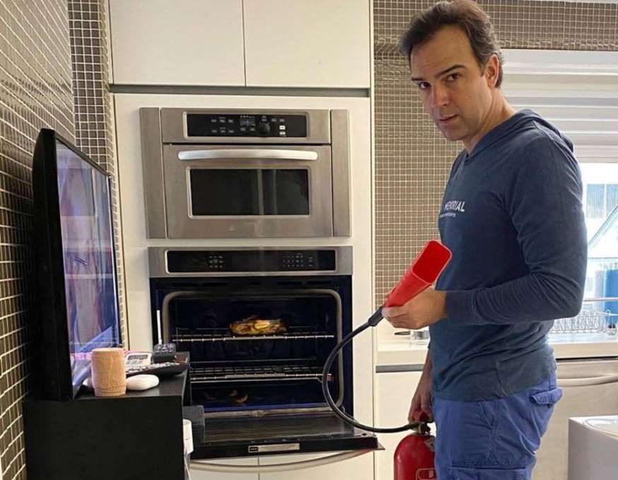 Apresentador da Globo entra em 'pânico' após comida pegar fogo em casa