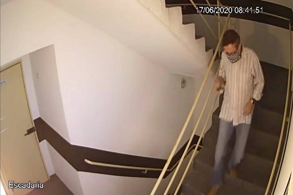 VÍDEO: Conselheiro do TCE foge por escadarias e joga cheques no lixo; assista