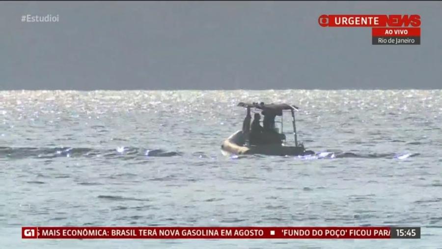 Helicóptero cai na Baía de Guanabara, e passageiros são resgatados com vida