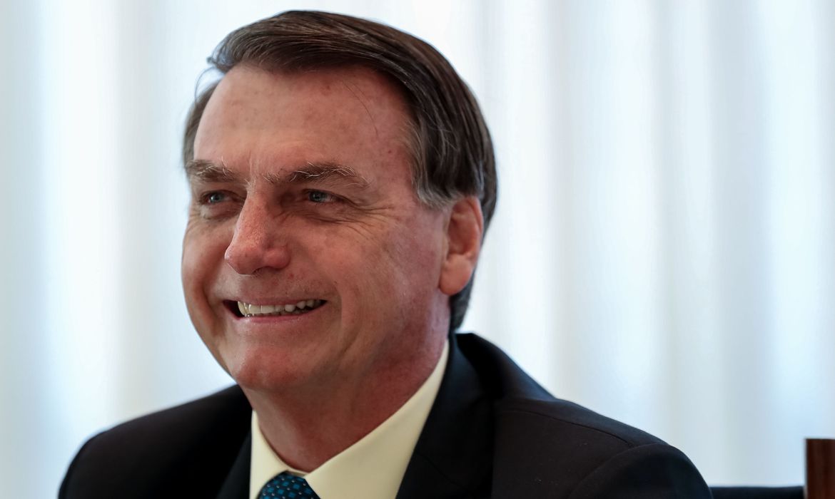 Bolsonaro promete anúncio de novo ministro da Educação para hoje