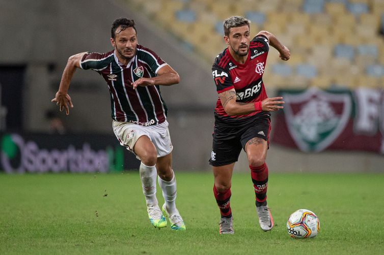 Lateral do Flu vê Flamengo favorito, mas pede respeito