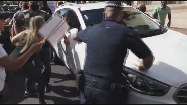 VÍDEO: Comerciantes atacam carro de prefeito em protesto por abertura de lojas