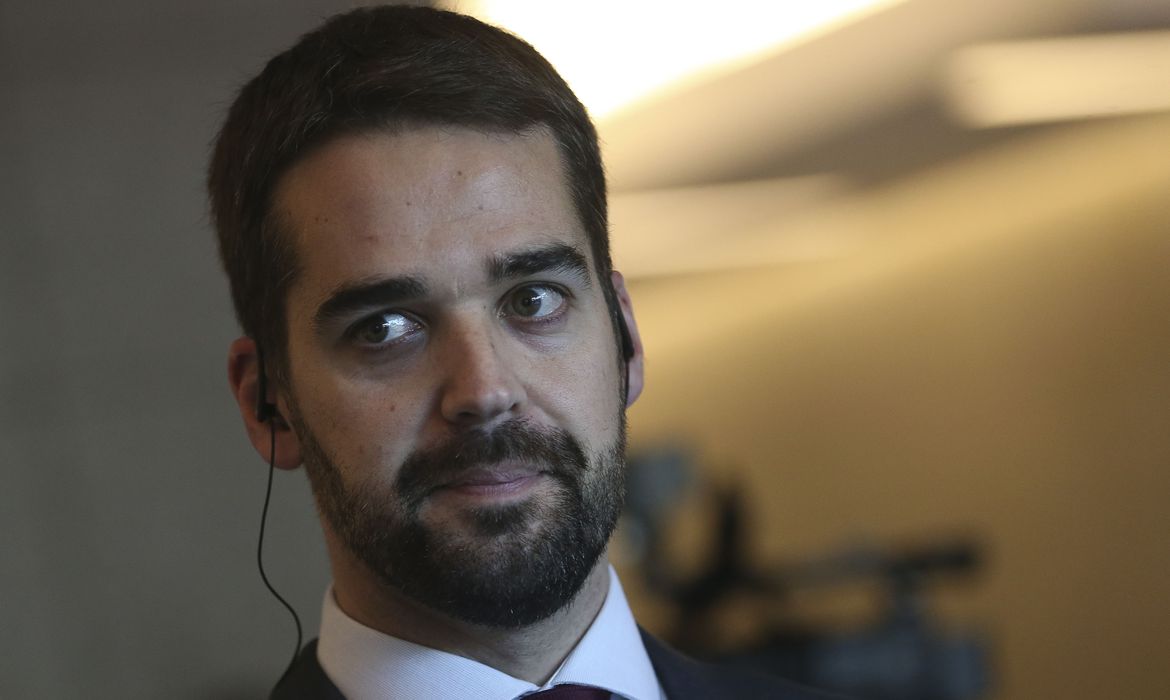 Mais um governador anuncia que está com covid-19