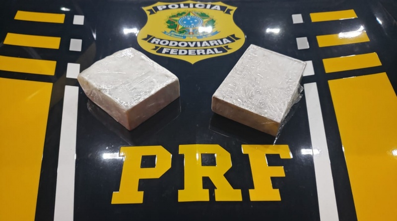 Dupla é presa com droga no painel do carro e confessa onde pegou entorpecente