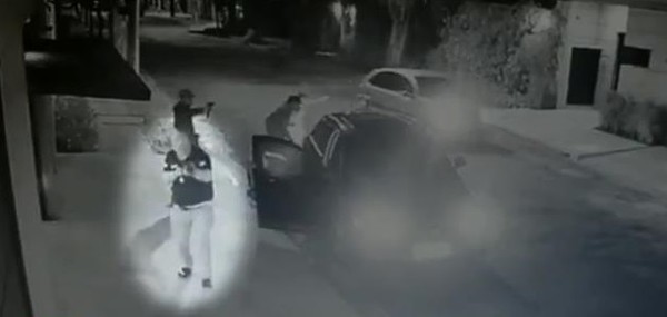 VÍDEO: Moradores chegam em casa de carro e são recebidos a tiros por ladrões