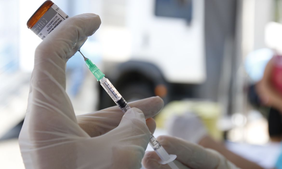 Governo assina documento que viabiliza 100 milhões de vacinas contra covid
