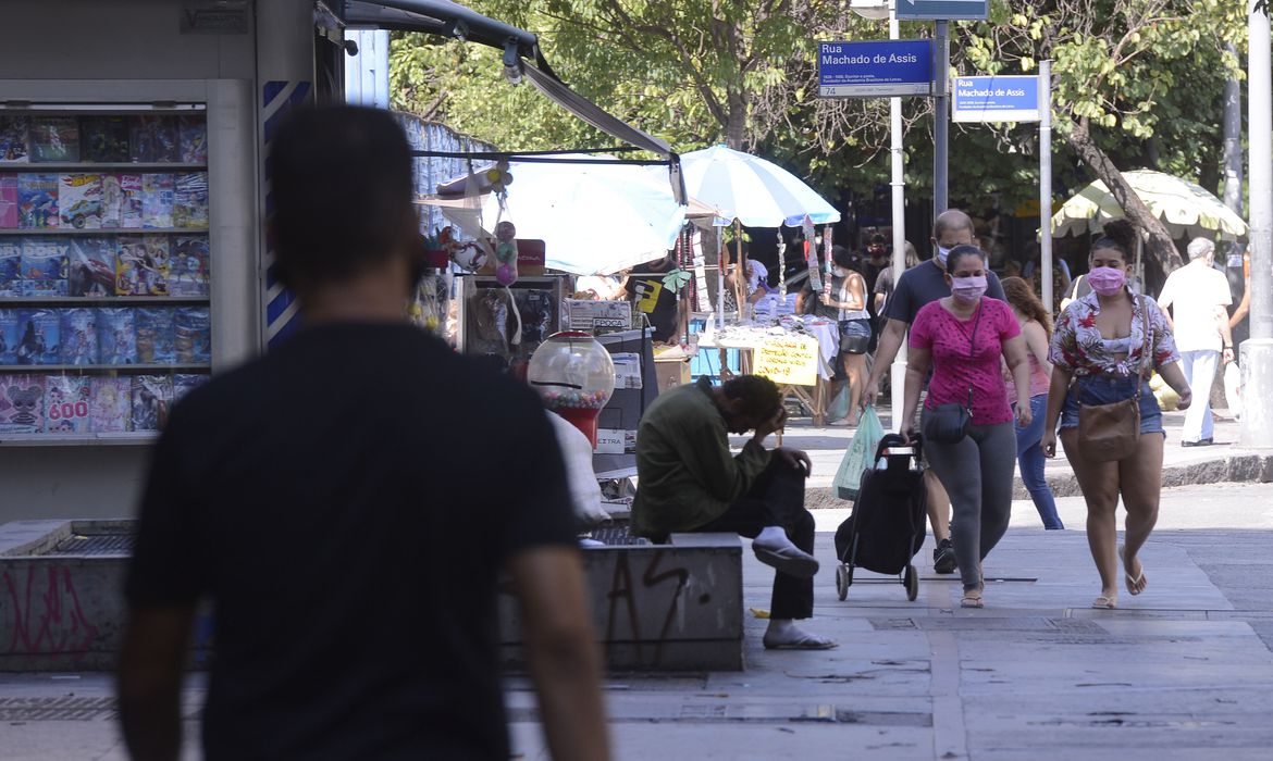 População ocupada no Brasil fica no menor nível desde 2012