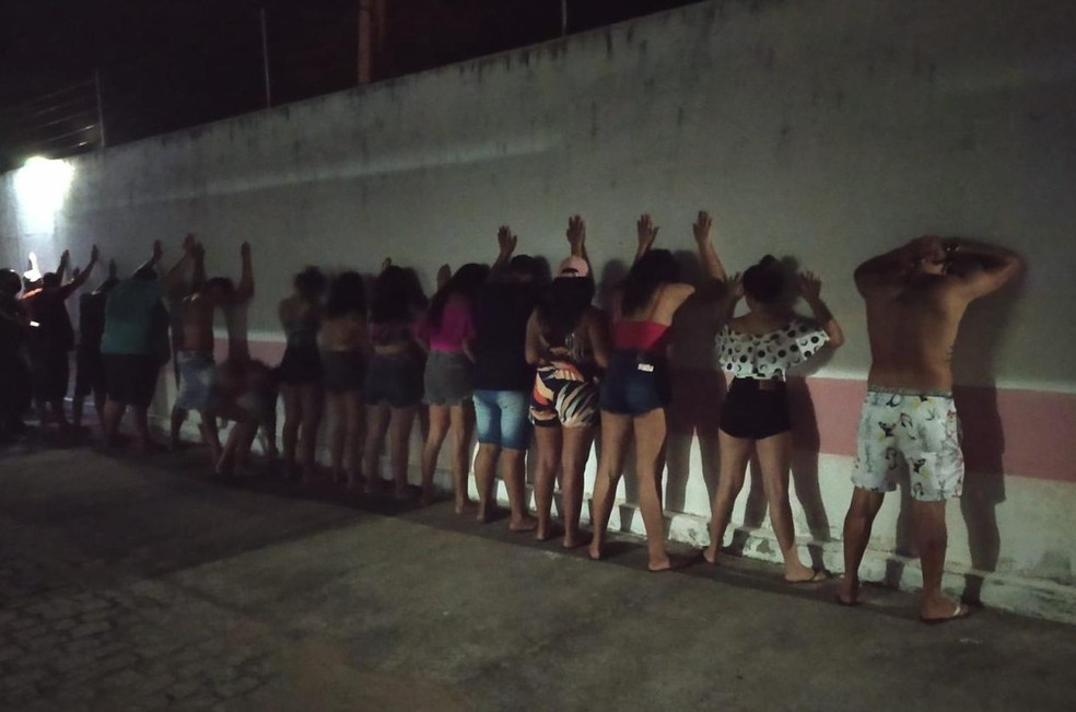 Aglomeração: PM encerra festa com menores de idade em motel no interior do RN