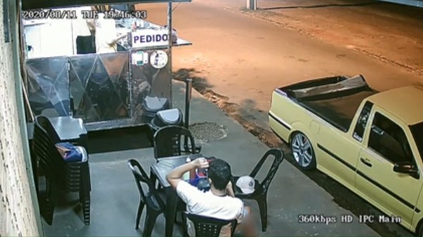 Câmera flagra cliente arrancando cabelo e colocando em lanche antes de reclamar