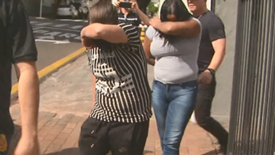 Suspeita de homicídio, filha de cantor famoso se entrega à Polícia em SP