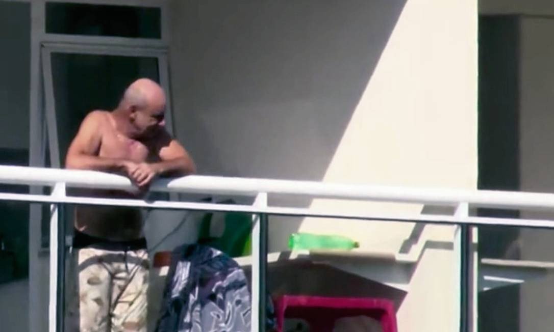 Fabrício Queiroz deixa prisão domiciliar para fazer exames
