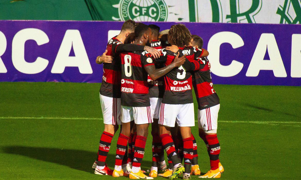 Flamengo vence Coritiba e conquista primeira vitória no Brasileirão