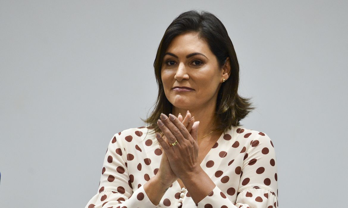 Primeira-dama Michele Bolsonaro faz novo teste para covid-19; veja resultado