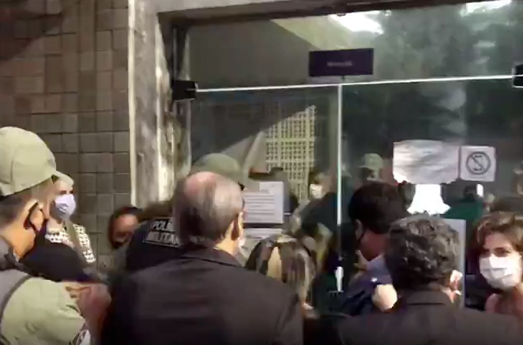 Manifestantes tentam impedir aborto em menina de 10 anos estuprada pelo tio