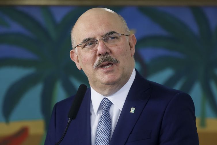MEC anuncia internet de graça para alunos carentes de instituições federais