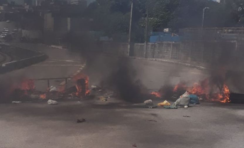 Mulher é baleada enquanto fazia quentinha em Natal; moradores bloqueiam trânsito