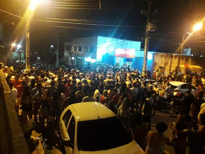 VÍDEO: Multidão se aglomera em Mãe Luíza durante festa em plena pandemia; veja