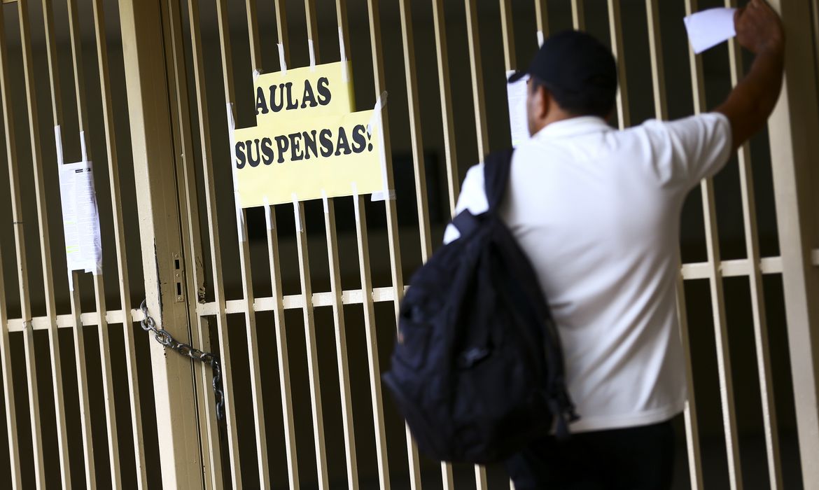Bolsonaro sanciona lei que libera escolas de cumprir 200 dias letivos