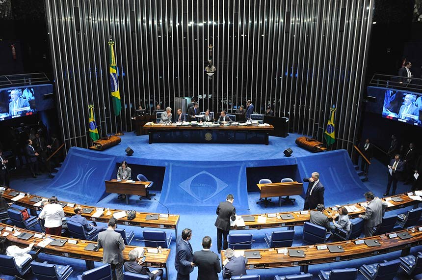 Senado derruba veto de Bolsonaro a reajuste salarial de servidores