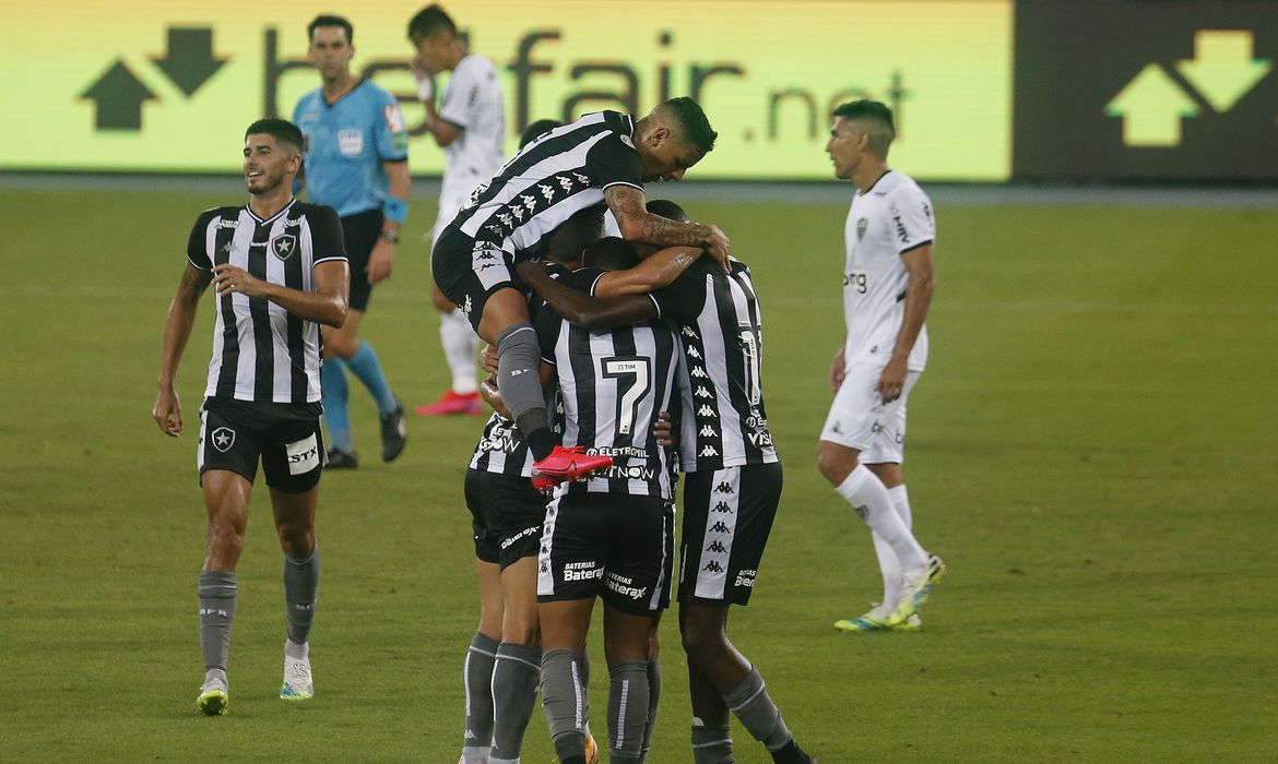 Botafogo vence Atlético-MG, que perde a liderança do Brasileiro