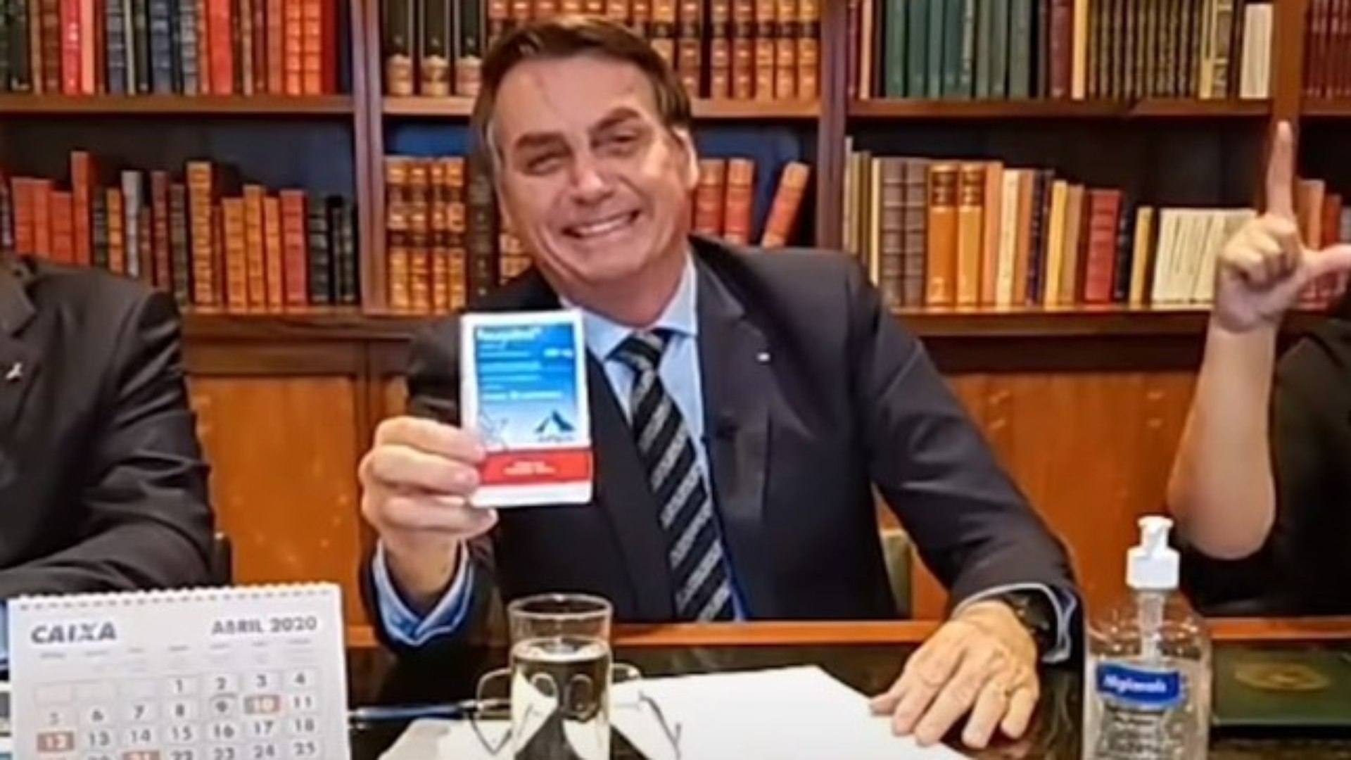 Bolsonaro comemora recomendação de remédio: 'Nossa cloroquina chegou na China'