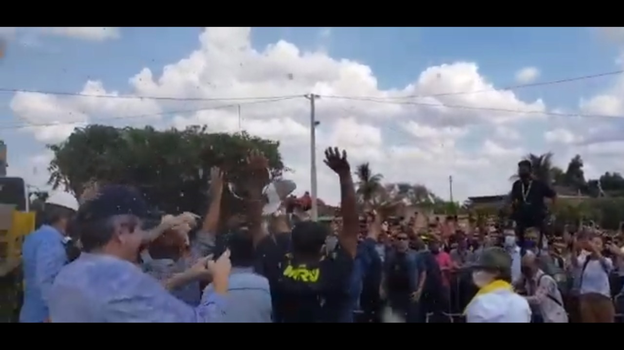 VÍDEO: Bolsonaro toma banho em poço recém-perfurado no RN; assista