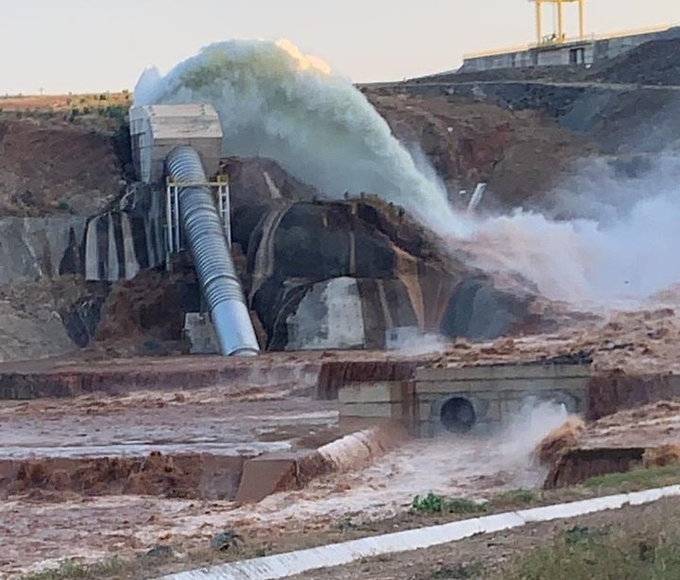 Tubulação de barragem se rompe e 2 mil pessoas são evacuadas no CE
