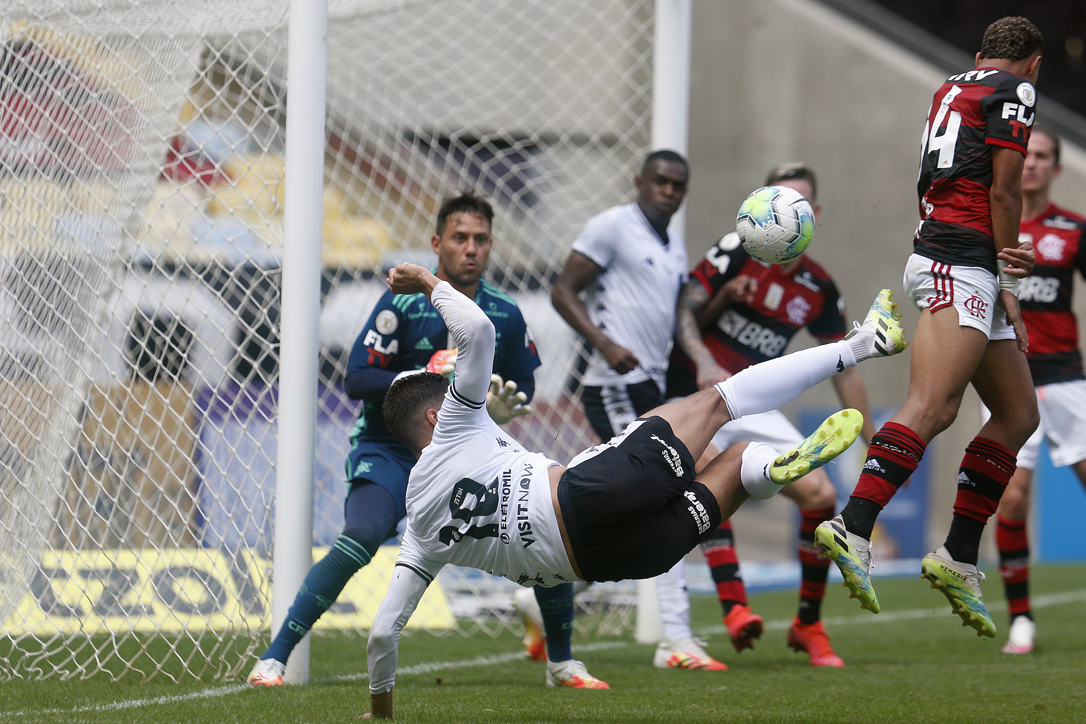 Com VAR, Flamengo faz de pênalti aos 55 do 2º tempo e empata com Botafogo