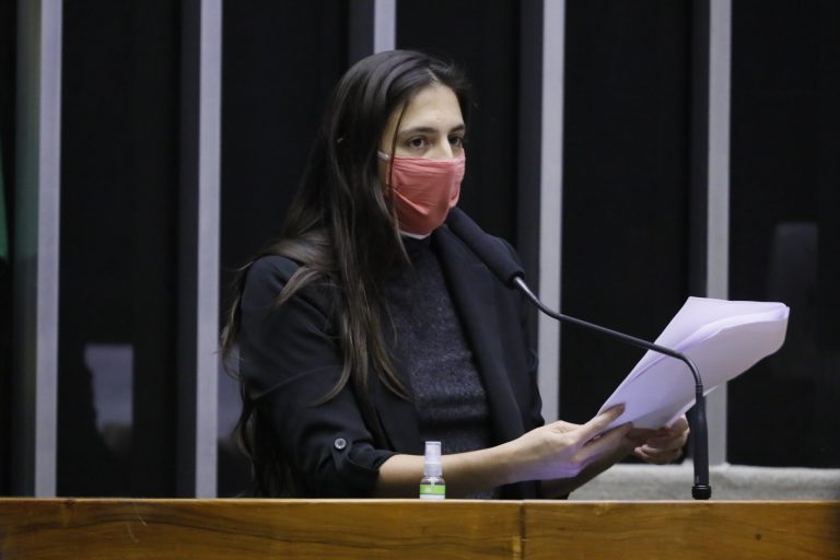 Deputada do PT faz denúncia ao STF e chama Bolsonaro de "delinquente contumaz"