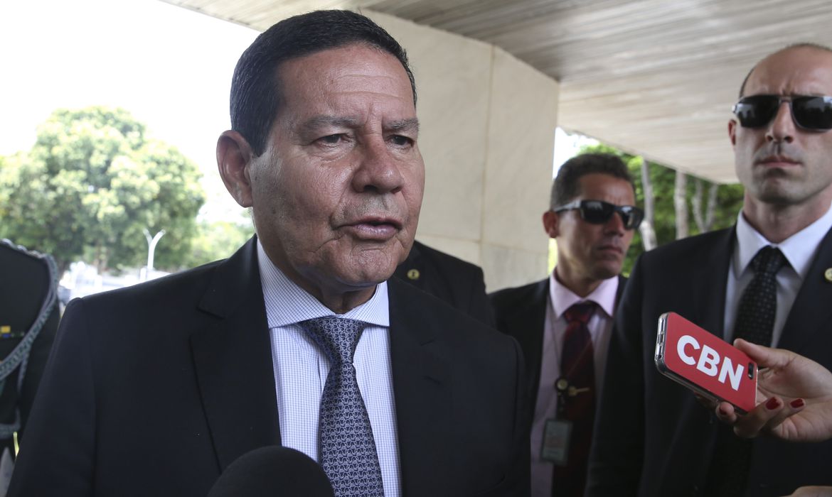 Mourão defende aprimoramento e manutenção do auxílio emergencial