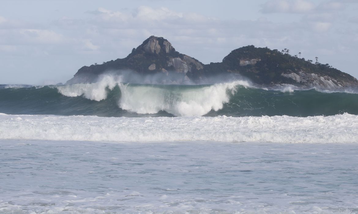 Ciclone extratropical se aproxima de litoral do Nordeste, alerta a Marinha
