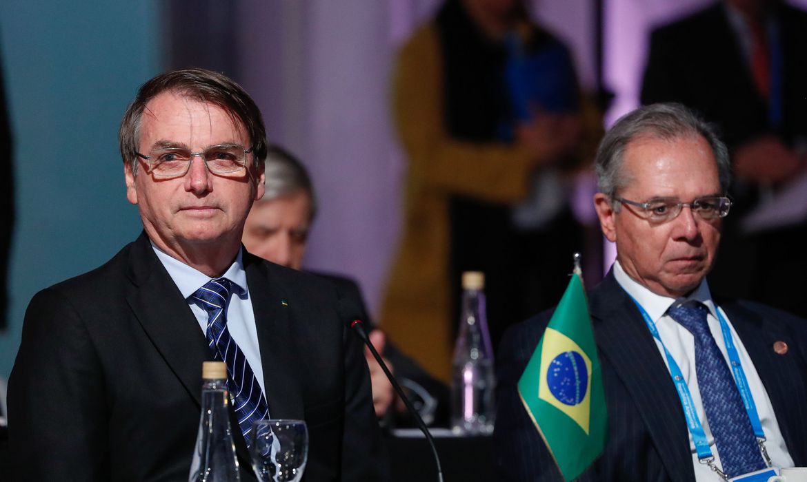 Bolsonaro expõe insatisfação e suspende Renda Brasil proposto por Guedes