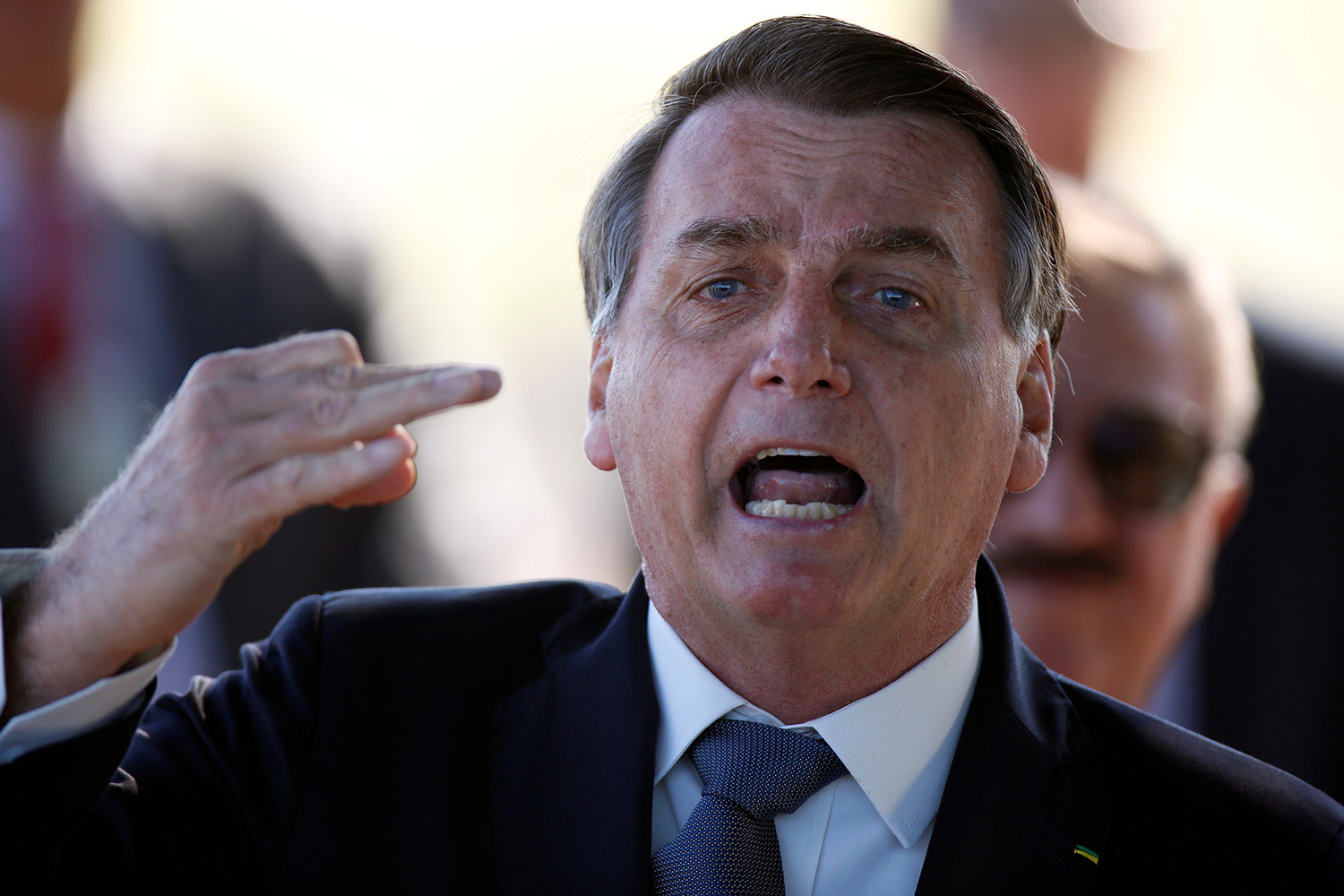 'Não tem pergunta decente para fazer?', diz Bolsonaro sobre depósitos de Queiroz
