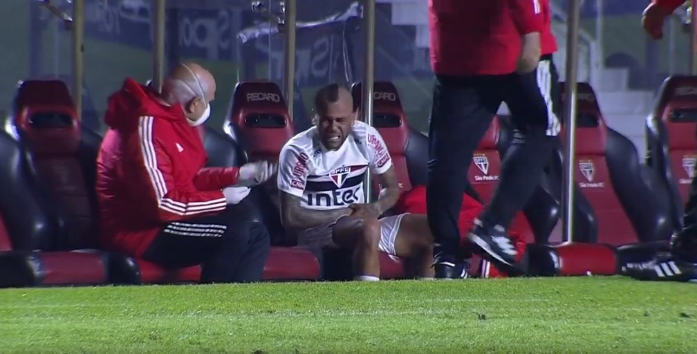 Daniel Alves sofre fratura no braço direito e desfalca São Paulo