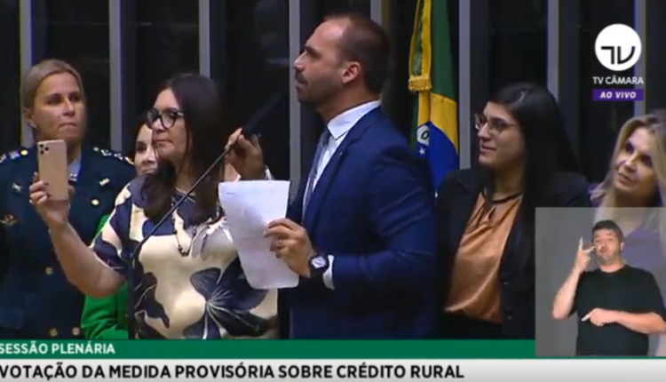 Justiça do DF autoriza suspensão de Eduardo Bolsonaro do PSL
