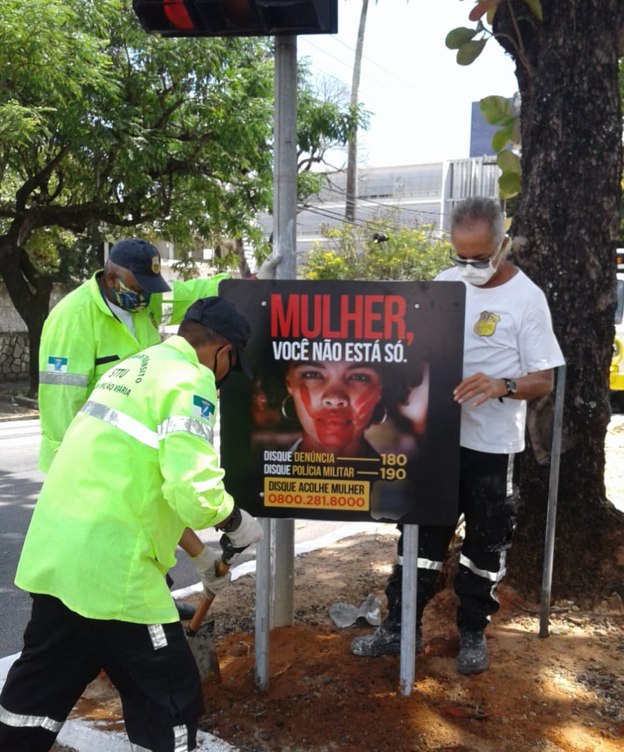Natal recebe placas com números de atendimento à mulher em situação de violência