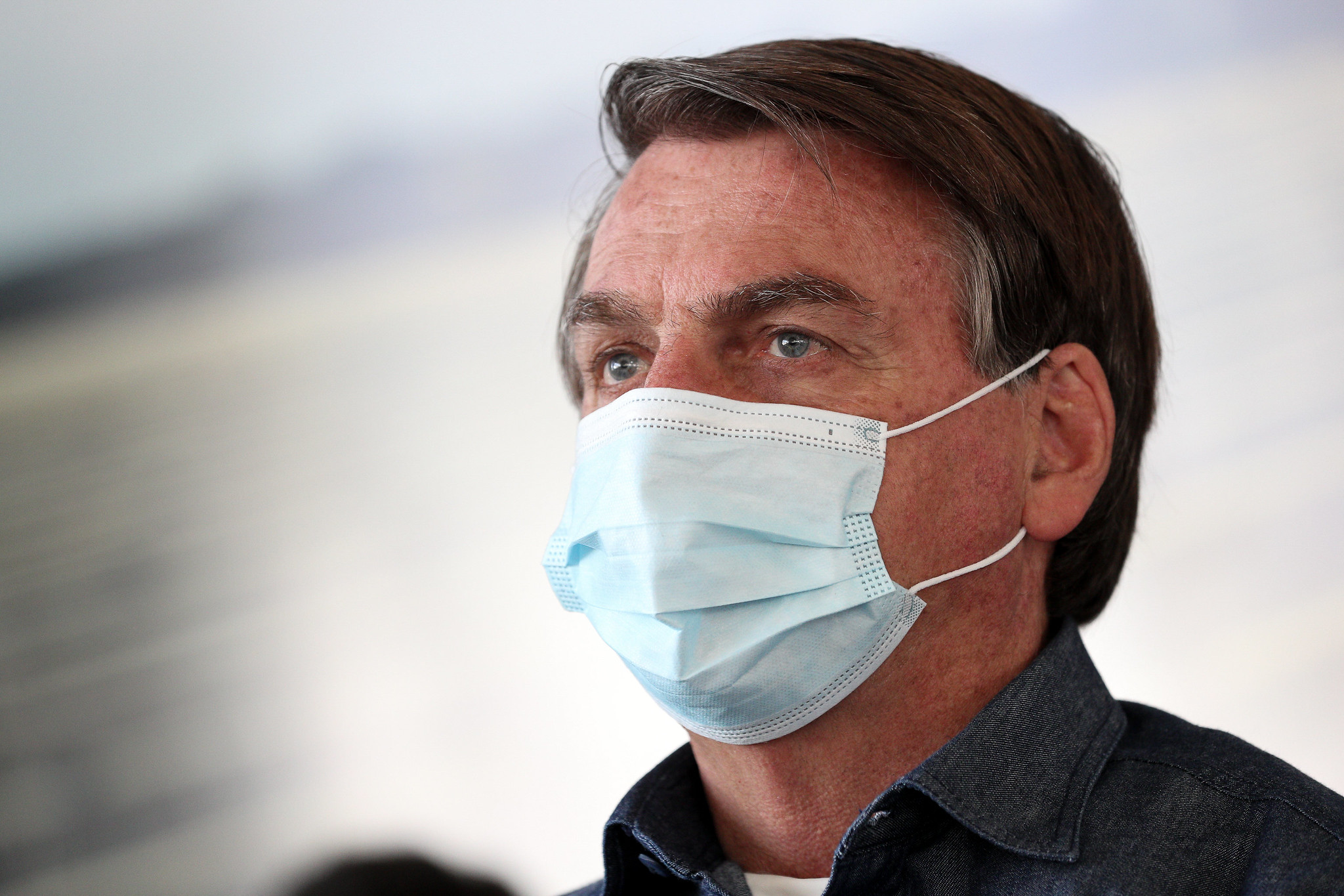 Bolsonaro sente incômodo, vai ao médico e terá que fazer cirurgia em setembro