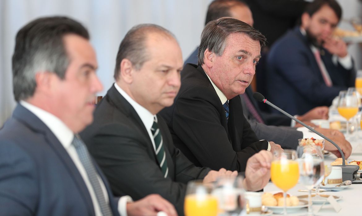Governo Bolsonaro prorroga auxílio emergencial de R$ 300 até o fim do ano