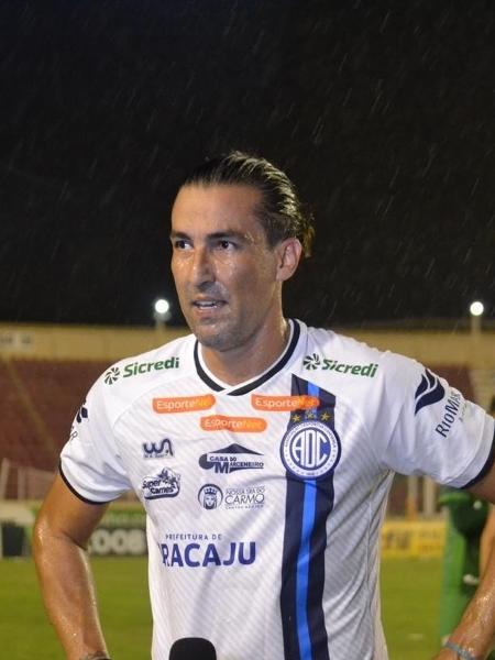 VÍDEO: Jogador faz gol decisivo e se emociona com esposa repórter da Globo